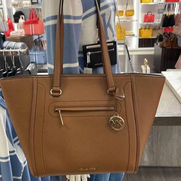 MICHAEL KORS CARINE LARGE FRONT ZIP POCKET SHOULDER TOTE BAG PURSE
NWT
LUGGAGE - Picture 7 of 16